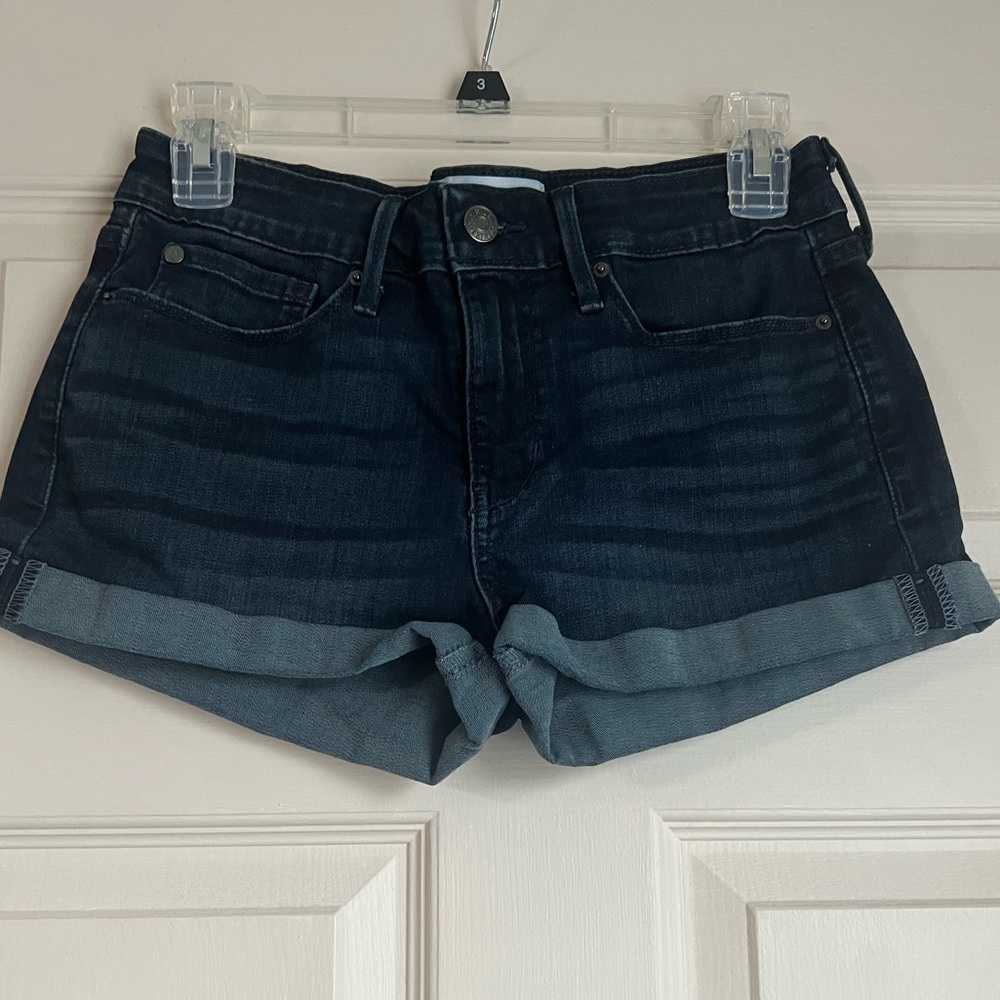 Denizen Levi’s mid rise size 7 jean shorts